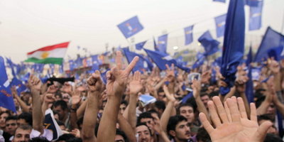 Kurdische Wähler mit blauen Flaggen; Foto: AP