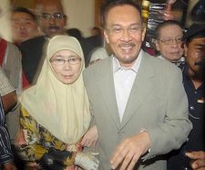 Anwar Ibrahim wird in Begleitung seiner Ehefrau Wan Azizah zum Gerichtssaal geführt; Foto: dpa