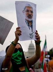 Iranerin hält Porträt von Mir Hossein Mussawi; Foto: AP