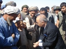 Hikmet Çetin zu Besuch bei afghanischen Stämmen; Foto: Ayşe Karabat 