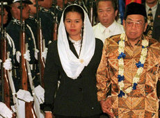 Indonesien ehemaliger Präsident Abdurrahman Wahid und seine Tochter Yenny Zannuba Wahid; Foto: AP