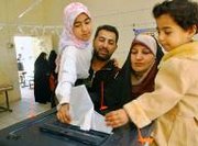 Irakische Wähler und Wählerinnen bei der Stimmabgabe, Foto: AP