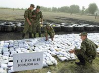 Russische Soldaten schichten beschlagnahmte Heroin-Päcken aus Afghanistans Drogenanbau; Foto: ITAR-TASS