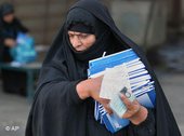 Irakische Frau mit Verfassungsentwürfen; Foto: AP