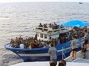Schiff mit 300 Flüchtlingen vor Lampedusa; Foto: AP