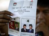 Indonesischer Wähler bei der Stimmabgabe zur Präsidentenwahl 2004, Foto: AP
