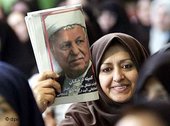 Wahl im Iran: Eine Anhängerin von Akbar Haschemi Rafsandschani, Foto: AP, Hasan Sarbakhshian