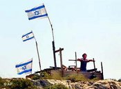 Israelische Flaggen markieren die Gründung einer Siedlung; Foto: AP