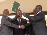 Der sudanesische Vizepräsident Ali Osman Taha und der Führer der Volksbefreiungsbewegung John Garang, Foto: AP