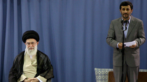 المرشد الأعلى لجمهورية إيران الإسلامية آية الله علي خامنئي والرئيس الإيراني أحمدي نجاد. أ ب