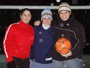 Safije, Vicky und Paros vom Frauenfußballverein Al Dersim Spor