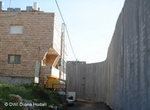 Israelische Mauer direkt vor einem Haus in Bethlehem, Foto: DW