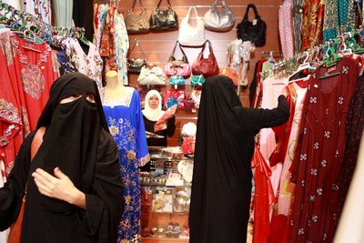 Zwei Niqab-Trägerinnen beim Einkaufen in Doha; Foto: Stephanie Doetzer