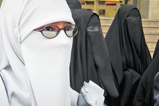 Studentinnen in Kairo tragen den Niqab; Foto: dpa