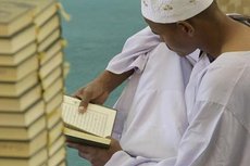 Mann liest den Koran; Foto: dpa