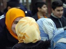 Kopftuch tragende Schülerinnen in Deutschland; Foto: dpa