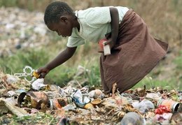 Ein junges Mädchen durchsucht den Müll nach Nahrungsmitteln in Chitungwiza bei Harare, Simbabwe; Foto: picture alliance