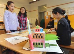 Eine Moschee aus Papier: ein Projekt im Islamunterricht an einer niedersächsischen Grundschule; Foto: dpa