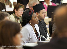 Vertreter von Migrantenorganisationen auf einer Integrationskonferenz im Wiesbadener Landtag; Foto: dpa