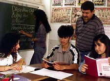 Türkischlehrer während einer Unterrichtsstunde mit türkischen Jugendlichen; Foto: dpa