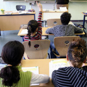 Kinder mit Migrationshintergrund im Klassenzimmer eines Gymnasiums in Hannover; Foto: AP
