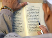 Muslim studiert den Koran; Foto: dpa