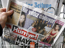 Hürriyet edition at a newsstand (photo: dpa)