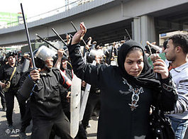Gewalt gegen Frauen während der Aufstände in Ägypten; Foto: AP
