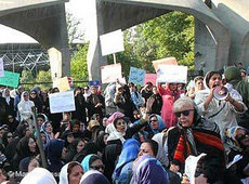 Frauenrechtsaktivistinnen demonstrieren in Teheran; Foto: DW