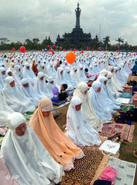 Muslims breaking the fast during Ramadan in Denpasar (photo: AP)