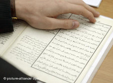 Frau liest aus dem Koran; Foto: dpa