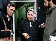 Shirin Ebadi, Abdolfattah Slotani und Journalisten in Teheran; Foto: AP
