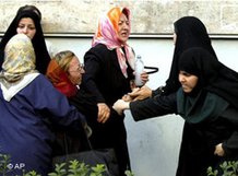 Frauen Protestaktion für mehr Verfassungsrechte im Iran am 12.06.2005 vor der Universität Teheran, Foto: dpa