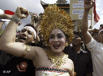 Eine Frau in balinesischer Tracht protestiert gegen das Anti-Pornographie-Gesetz; Foto: AP
