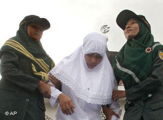 In Banda Aceh wird Körperstrafe im Rahmen der Scharia gegen eine Frau angewendet; Foto: AP