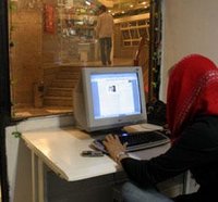 Frau im Internetcafé; Foto: AP