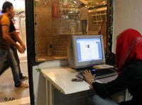 Iranerin im Internetcafé in Teheran; Foto: AP