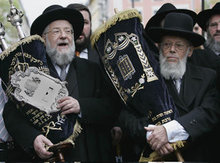 Rabbiner tragen am Donnerstag, 9. November 2006, in einer feierlichen Prozession die Thorarollen von der alten in die neue Synagoge durch die Innenstadt von Muenchen; Foto: AP