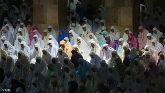 Frauen während des Ramadans in der Istiqlal-Moschee in Jakarta; Foto: dapd