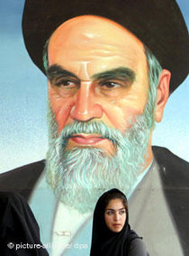 Iranian woman in front of a picture of Khomeini (photo: Abedin Taherkenareh/dpa)