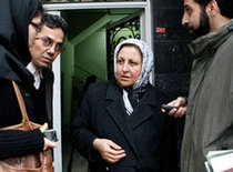 Shirin Ebadi, Adolfattah Slotani and journalists in Teheran (photo: AP)