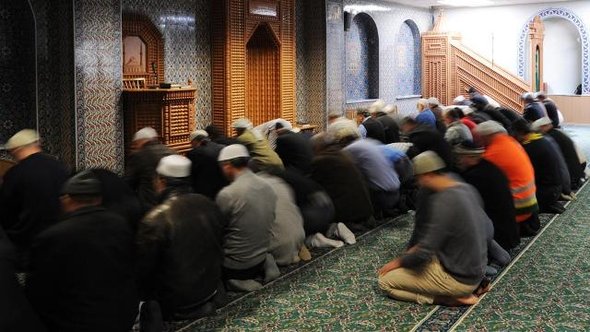 Betende Männer in der Moschee Eyüp Sultan Camii in Hamburg; Foto: dpa 