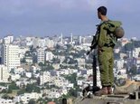 Israelischer Soldat blickt auf Ramallah, Foto: AP