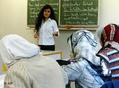 Schülerinnen mit Kopftuch in einer französischen Schule, Foto: AP