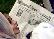 Arabische Zeitungsleserin; Foto: AP