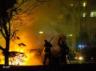 Brennende Autos in Frankreich; Foto: AP