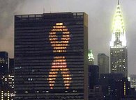 AIDS-Schleife am UN-Gebäude in New York; Foto: AP