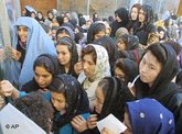 Studentinnen vor der Universität von Balkh, die sich immatrikulieren möchten; Foto: AP