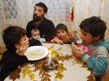 Roma-Familie in der Slowakei; Foto: AP