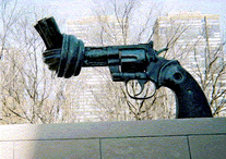 Skulptur vor dem UN-Hauptquartier in New York; Foto AP